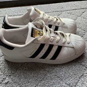Adidas Superstar tennis shoes